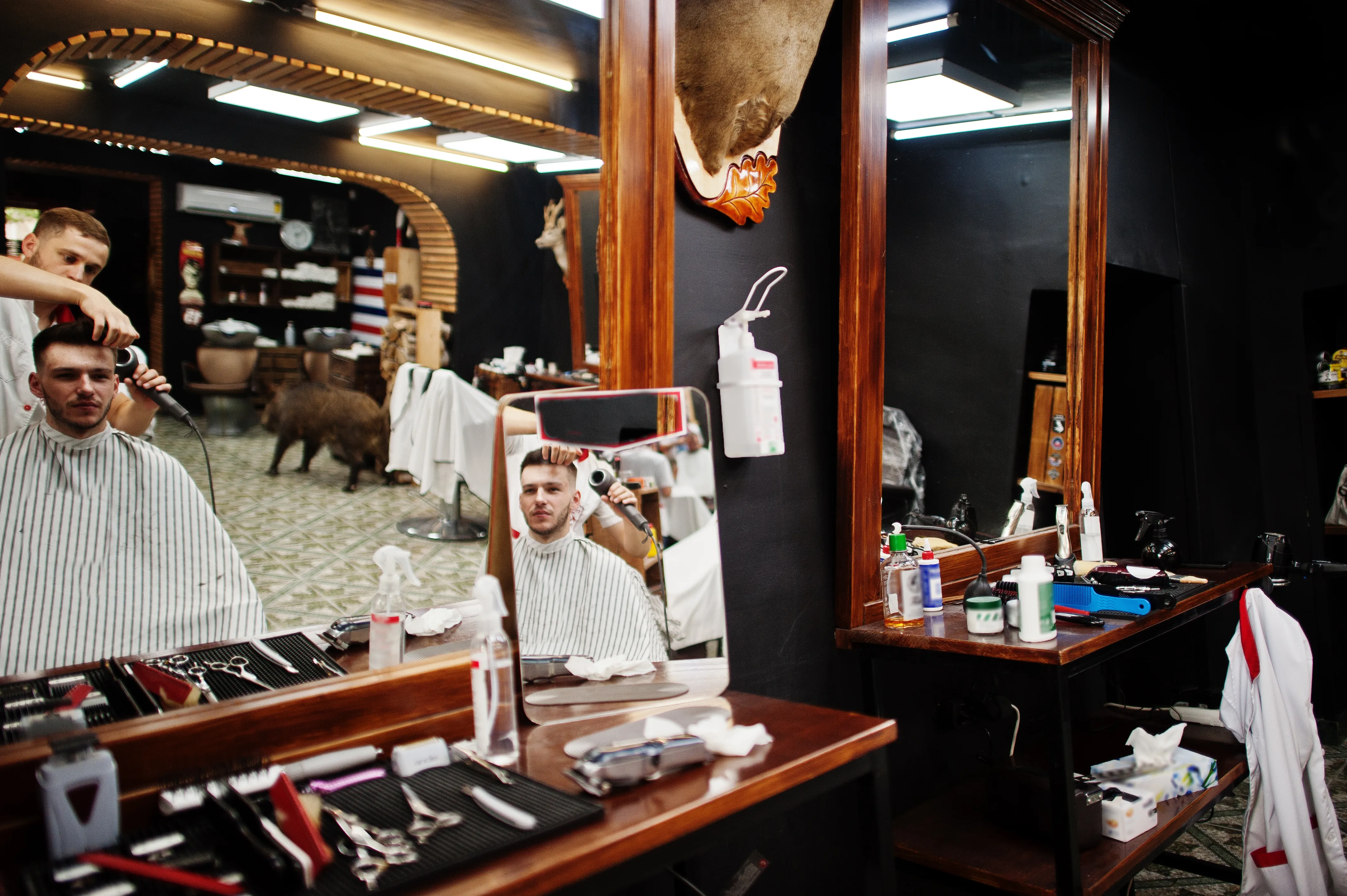 دکوراسیون آرایشگاه مردانه